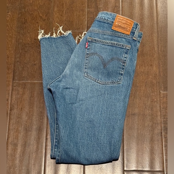 Levi’s Wedgie Distressed Jean - Picture 3 of 4